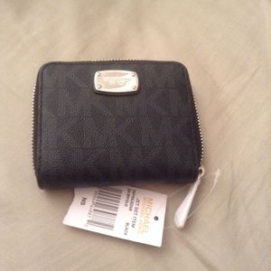 Michael Kors Jet Set Zipper Wallet